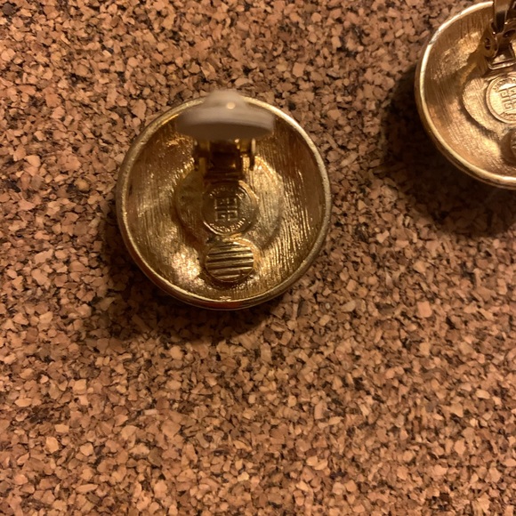 Viintage Givenchy in Faux Pearls and enameled and gold finish - Picture 6 of 6